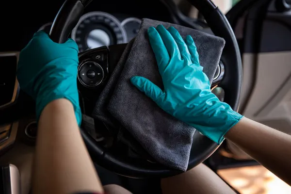 Mujeres Con Guantes Verdes Limpieza Volante Coche Con Micro Fibra —  Fotos de Stock