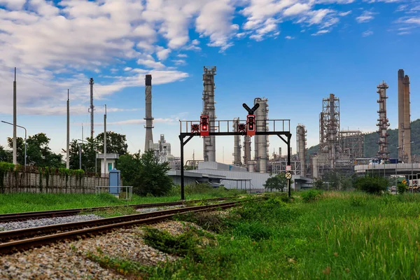 Zona Indústria Petróleo Petróleo Céu Azul Nuvem Branca Fundo Montanha — Fotografia de Stock