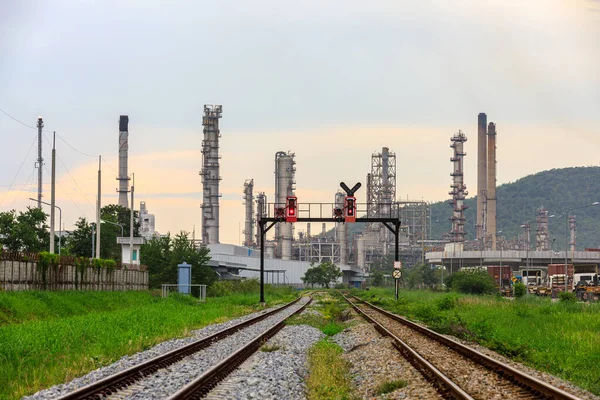 タイの空を背景に前景の鉄道と山を持つ産業石油 ガス精製工場地帯夕方の時間 — ストック写真