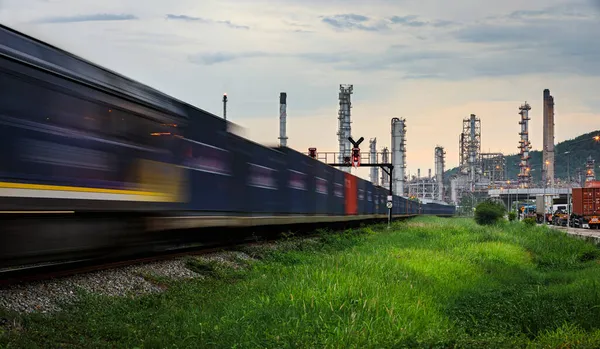 製油所石油産業工場ゾーンとコンテナ貨物物流列車輸送雨の季節に空を背景にオープン照明の動きの前景タイ — ストック写真
