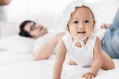 otec a dítě asijské hrají se zábavou na bílé posteli v ložnici o víkendu ráno