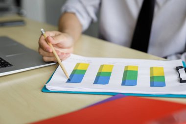 Asyalı iş adamı ve el işaretli kalem masanın üzerinde.