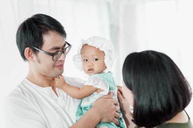  Daha uzakta anne ve kızı dinleniyor ve beyaz yatak odasında mutlu tatlı aile arka planda ve ev kavramında kalmak 