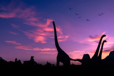 Parktaki siluet dinozor ve pembe mavi gökyüzü arkaplanı 