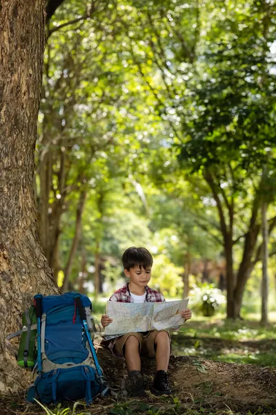 American Little Boy Backpacker Πεζοπορία Συνεδρίαση Ανάγνωση Χάρτη Στο Φυσικό — Φωτογραφία Αρχείου