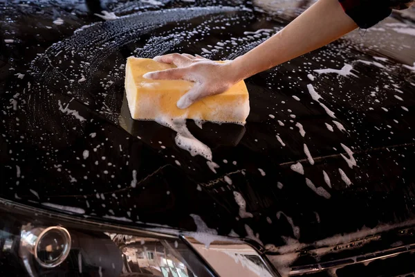 Mujeres Limpieza Lavado Coches Con Esponja Amarillo Espuma Mujeres Más —  Fotos de Stock