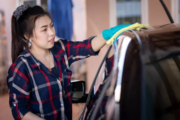 Mujer Asiática Usando Guantes Verdes Limpiando Techo Coche Negro Con —  Fotos de Stock