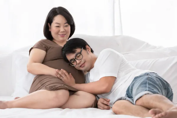 Terhes Férje Ázsiai Boldog Mosolygós Miközben Időt Töltenek Együtt Hálószobában — Stock Fotó