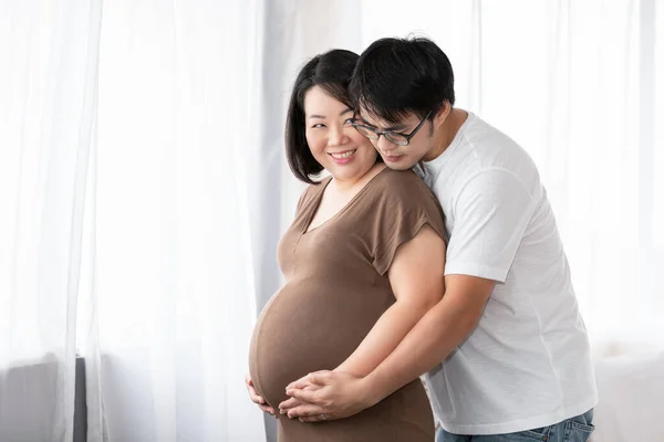 Terhes Férje Ázsiai Boldog Mosolygós Miközben Időt Töltenek Együtt Fehér — Stock Fotó