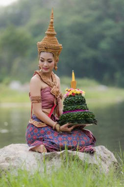 # Tayland 'da güzel bir kadın geleneksel Thai giyer # # Loy Kratong Festivali' nde nehir kenarında #