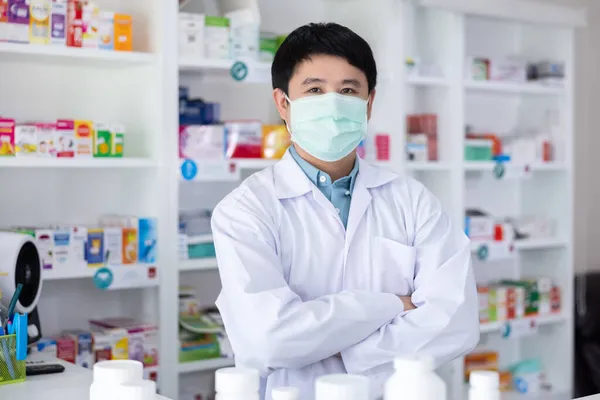 Retrato Los Hombres Farmacéutico Asiático Pie Abrazo Máscara Protectora Farmacia — Foto de Stock