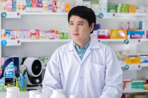 Retrato Los Hombres Farmacéutico Asiático Pie Servicio Farmacia Tailandia — Foto de Stock