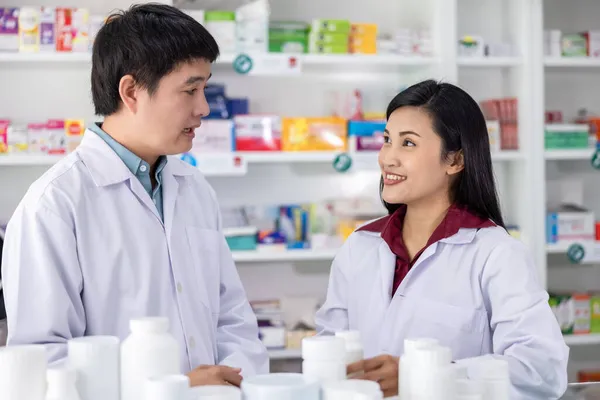 Dos Farmacéuticos Masculinos Femeninos Sonriendo Felices Servir Farmacia Tailandia Cuidado — Foto de Stock