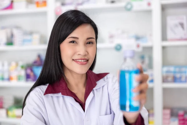 Asiatico Femmina Farmacista Spettacolo Bottiglia Mano Gel Farmacia Thailandia Primo — Foto Stock