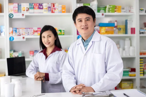 Dos Farmacéuticos Masculinos Femeninos Sonriendo Felices Servir Farmacia Tailandia Cuidado — Foto de Stock