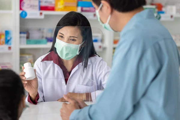 Asiático Profesional Joven Mujeres Farmacéutico Usando Cara Máscara Mientras Pescribing — Foto de Stock