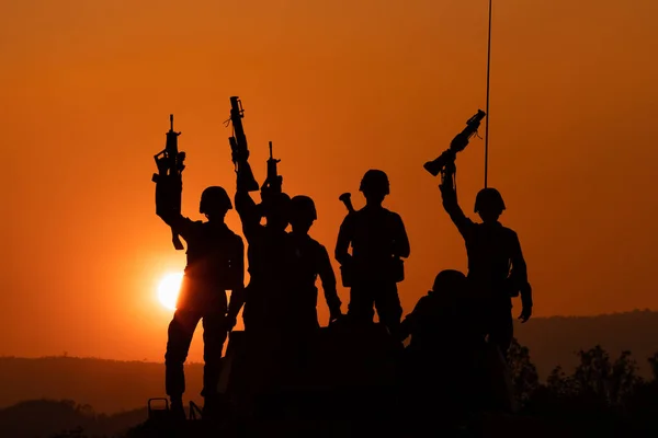 Silhouette Und Über Dem Hintergrund Des Sonnenaufgangs Stehen Kanonensoldaten Mit — Stockfoto