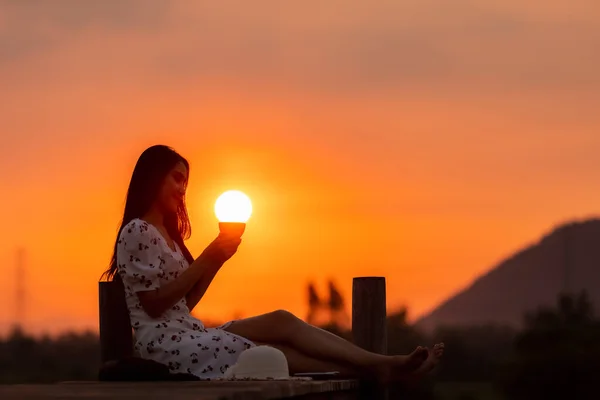 Siluet Asyalı Kadınlar Akşamları Güneş Işığıyla Kahve Içerler — Stok fotoğraf