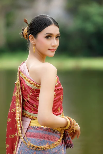 Thai Model Portriat Rotes Kleid Shooting Garten — Stockfoto