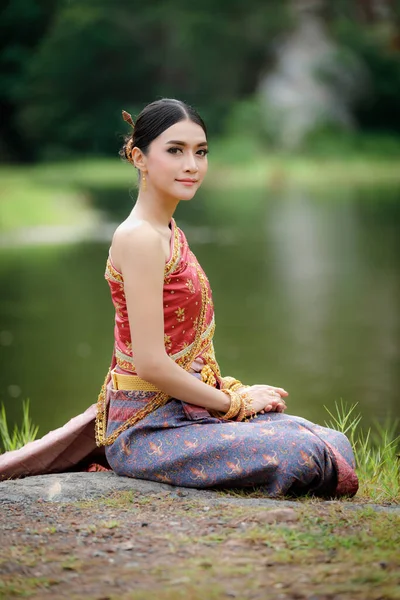 Thai Model Portriat Rotes Kleid Shooting Garten — Stockfoto