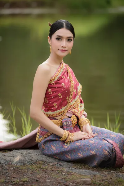Thai Model Portriat Rotes Kleid Shooting Garten — Stockfoto