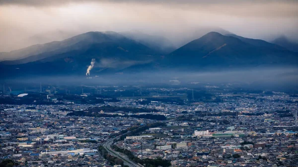 Dramatyczny Ciemny Proces Pejzaż Miasta Strom Smog Warstwa Tła Górskiego — Zdjęcie stockowe