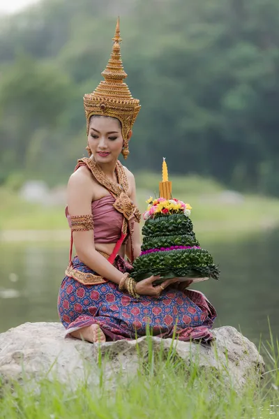 美丽的女人 头戴传统的色彩艳丽的花环 在色彩艳丽的克拉通节日期间 穿着传统的色彩艳丽的色彩艳丽 来到花园 — 图库照片