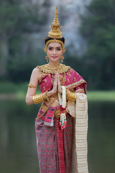 タイの伝統的な手すりのガーランドの花を身に着けてタイの美しい女性を驚かせる庭に笑顔立って — ストック写真