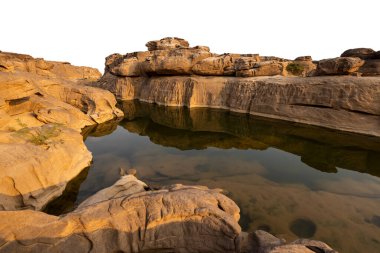 Büyük Kanyon kaya taşı ve beyaz zemin üzerinde nehir Sam phan bok Ubon Ratchathani Tayland izole 