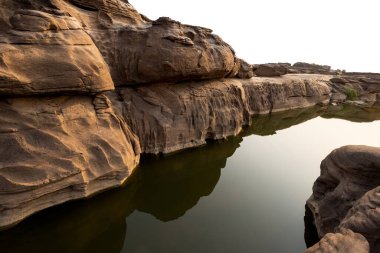 Büyük Kanyon kaya taşı ve beyaz zemin üzerinde nehir Sam phan bok Ubon Ratchathani Tayland izole 