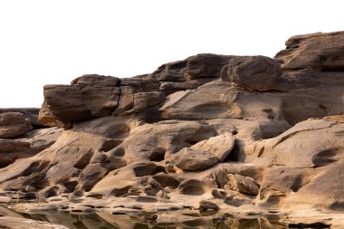 Doğal olarak oluşmuş dağ kayalarının ayrıntıları ve dokuları bu cazibenin bir parçasıdır. Büyük Kanyon Sam Phan Bok Ubon Ratchathani Tayland 'da beyaz arka planda izole edilmiştir. 