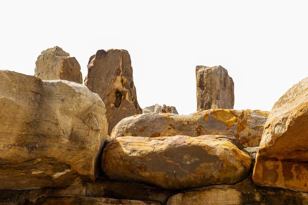 Гірська Скеля Ізольована Білому Тлі — стокове фото