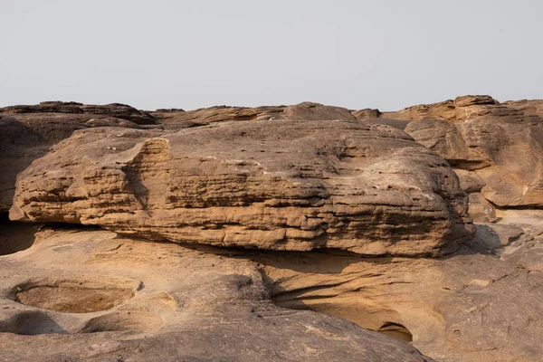 Falaise Roche Isolée Sur Fond Blanc — Photo