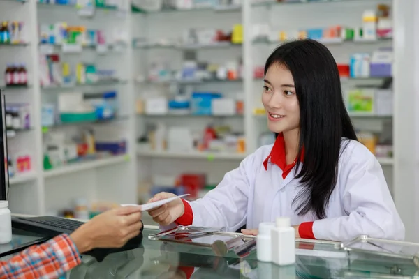 Mujer Asiática Farmacéutica Vendiendo Medicamentos Farmacia Tailandia — Foto de Stock