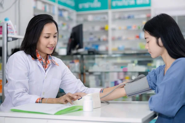 Arzt Asiatische Frauen Überprüfen Patientin Mit Druck Klinik Thailand Gesundheitskonzept — Stockfoto