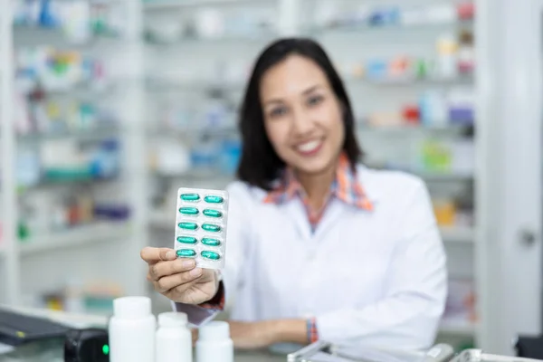 Cápsulas Vitaminas Verdes Mano Thai Médico Femenino Farmacia Tailandia — Foto de Stock
