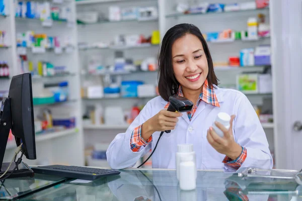 Joven Asiático Hembra Farmacéutico Están Escaneando Códigos Barras Blanco Medicina — Foto de Stock