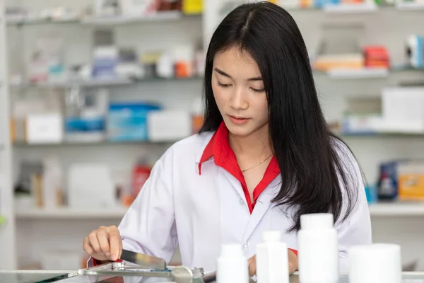 Junge Asiatische Apothekerin Überprüft Medikamente Und Verpackt Medikamente Nach Rezept — Stockfoto