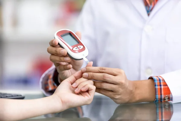 Médico Verificando Açúcar Pacientes Sangue Hospital Tailândia — Fotografia de Stock