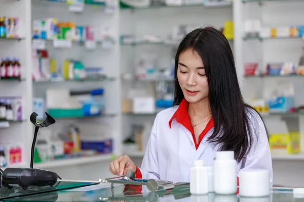 Mujer Farmacéutica Asiática Contando Medicina Contenedores Farmacia Tailandia — Foto de Stock