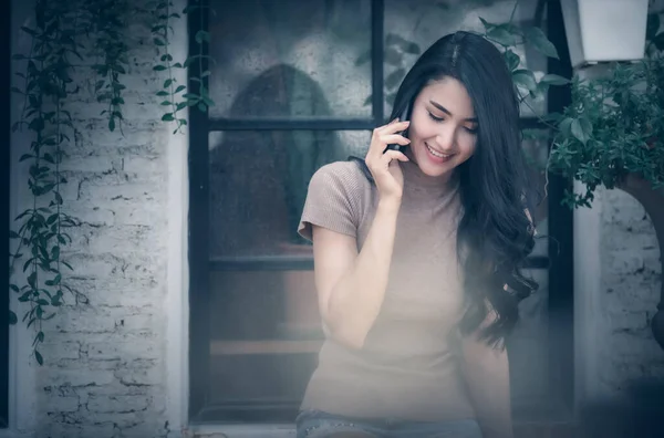 Jóvenes Mujeres Asiáticas Hablando Sonriendo Teléfono Inteligente Balcón Por Ventana —  Fotos de Stock