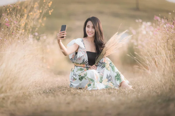 Schöne Asiatische Frauen Mädchen Sitzen Selfie Auf Smartphone Mit Gras — Stockfoto