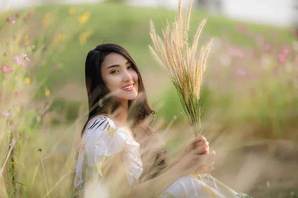 在泰国 美丽的亚洲女人幸福地微笑着 手牵着手坐在花园和草木花丛中放松地坐着 孤独的自然人的观念 — 图库照片