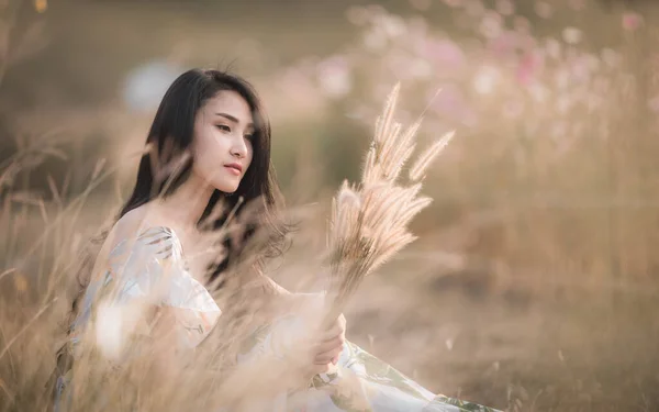 Красивая Азиатская Девушка Сидит Позирует Релаксации Травой Руке Парке Цветок — стоковое фото