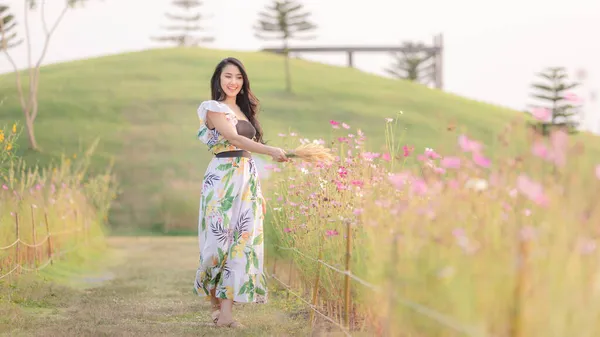 Menina Tailandesa Feliz Caminha Jardim Flores Mão Segurando Grama Pequena — Fotografia de Stock