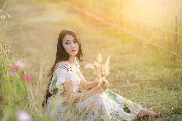 在泰国 美丽的亚洲女人幸福地微笑着 手牵着手坐在花园和草木花丛中放松地坐着 孤独的自然人的观念 — 图库照片