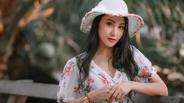 Schöne Junge Asiatische Frauen Retro Blumen Rosa Kleider Stile Und — Stockfoto