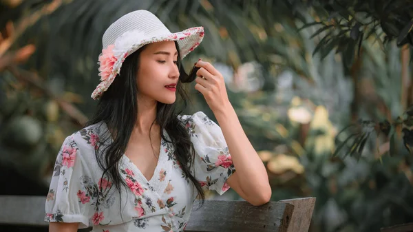 Όμορφη Νεαρή Ασιατική Γυναίκες Ρετρό Λουλούδια Ροζ Φορέματα Στυλ Και — Φωτογραφία Αρχείου