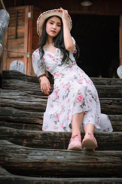 Gyönyörű Fiatal Ázsiai Nők Retro Virágok Rózsaszín Ruhák Stílusok Kalap — Stock Fotó