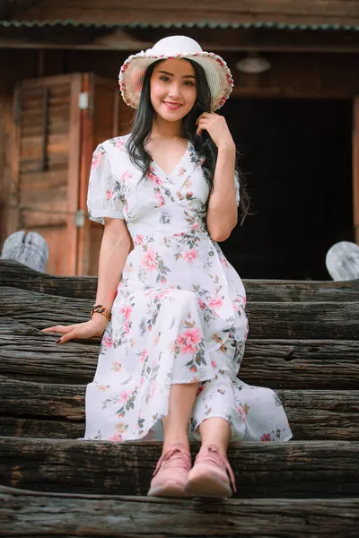 Schöne Junge Asiatische Frauen Retro Blumen Rosa Kleider Stile Und — Stockfoto